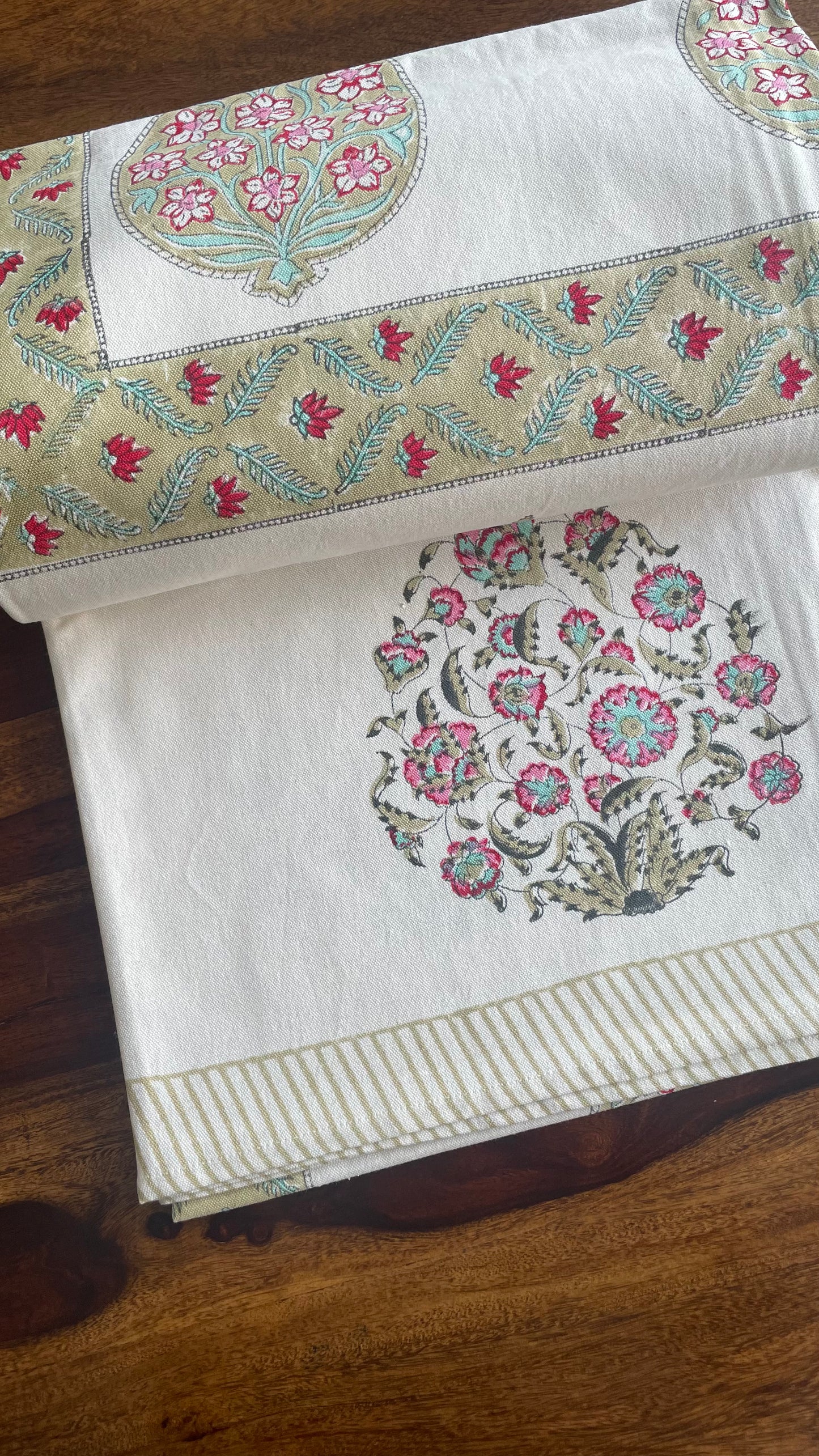 Fresh Paisley Table Cover - Six Seater